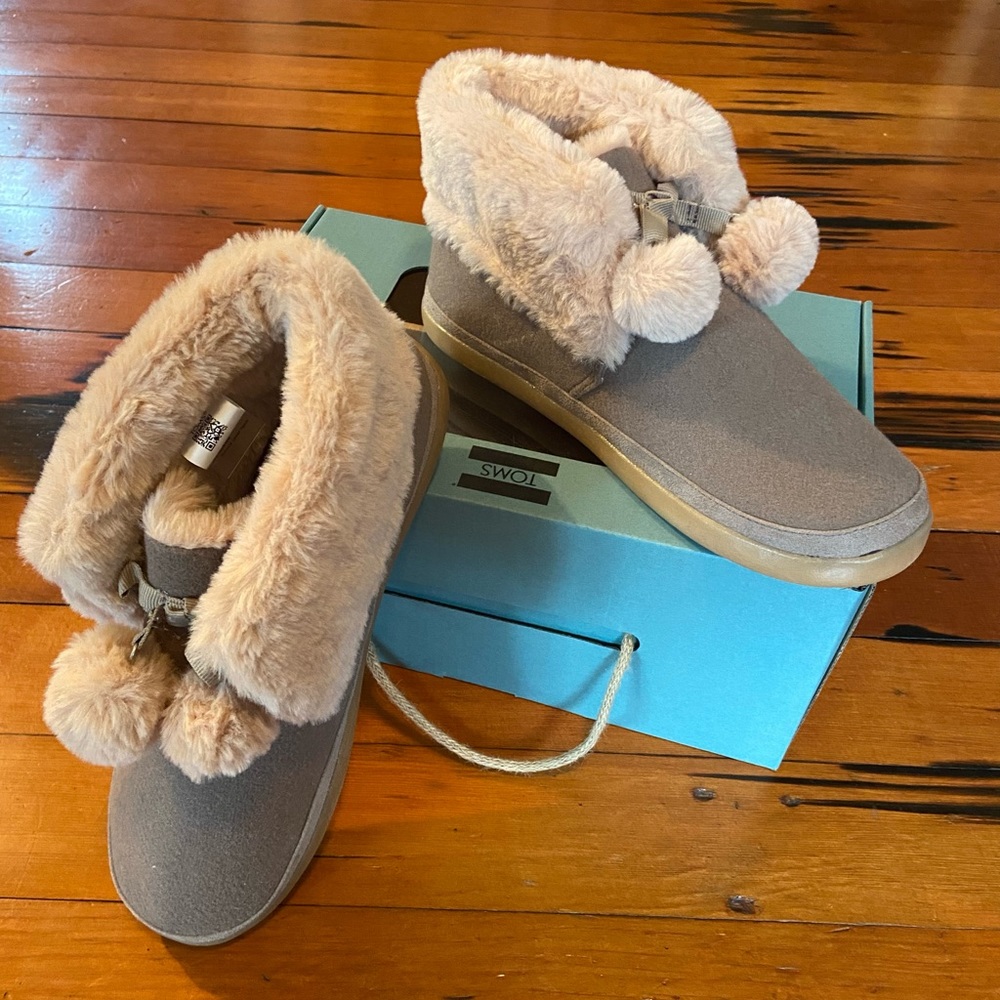 Size 9, Tom’s slippers, never worn includes box.